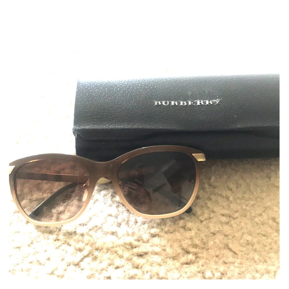 Burberry sunglasses 🕶